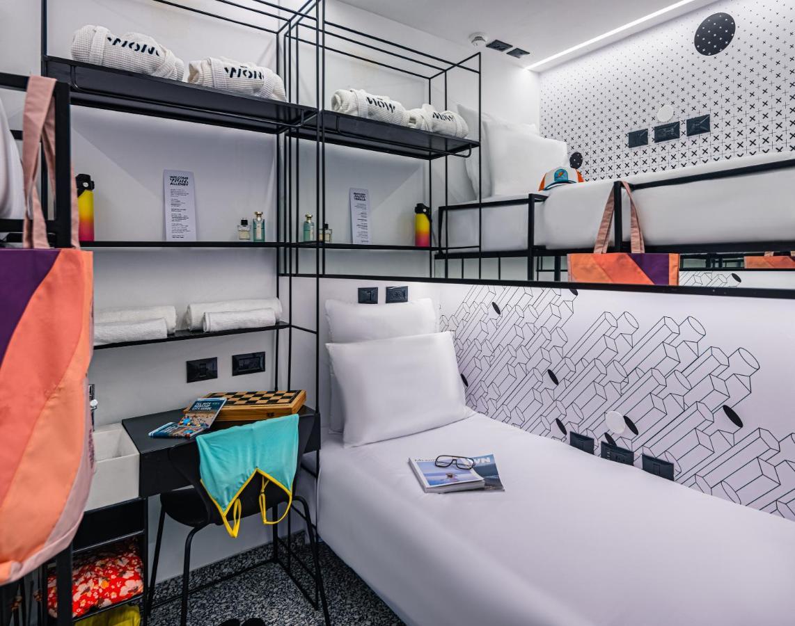 Wom Beach Pod Hotel - A Member Of Brown Hotels Tel Aviv Ngoại thất bức ảnh
